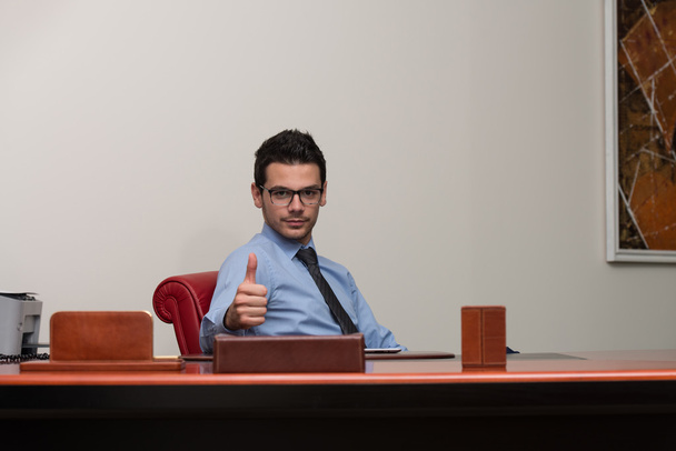 Молодой бизнесмен-управленец имеет большой палец вверх
 - Фото, изображение