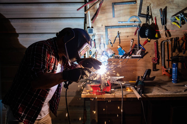 A Caucasian repairman in a workshop - Фото, изображение
