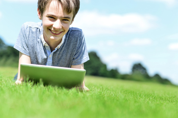 Niño usando su PC tableta
 - Foto, Imagen