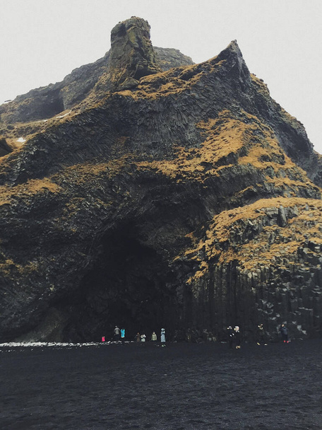A vertical shot of people in Reynisfjara Beach in Iceland - Foto, Imagem