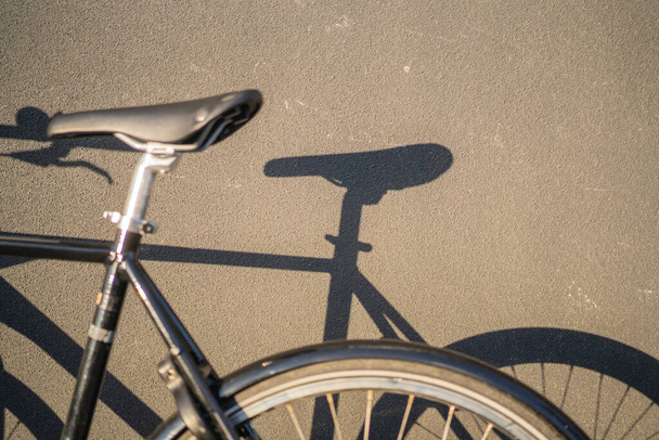A closeup shot of a bicycle a - Foto, Imagem