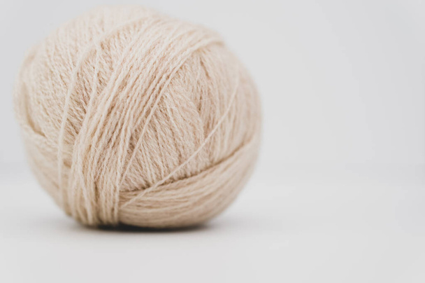 A vertical shot of isolated beige yarn on a white background with text space - Foto, immagini
