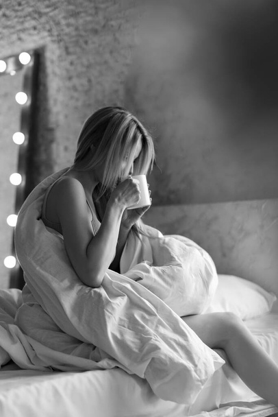 morning girls: the blonde with cup of tea, coffee. breakfast in bed. I just woke up. - Foto, Imagem