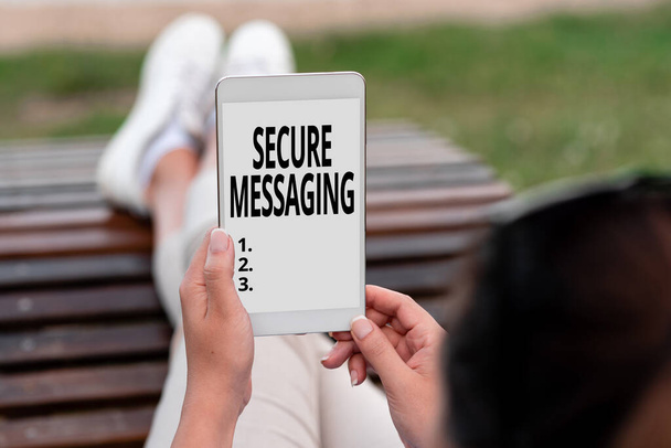Merkki näyttää Secure Messaging. Sana kriittisten tietojen suojaamiseksi, kun ne lähetetään yrityksen rajan yli Ääni- ja videopuheluominaisuudet, jotka yhdistävät ihmisiä - Valokuva, kuva