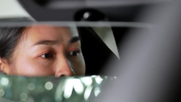 Η θέα από τον πίσω καθρέφτη της στρεσαρισμένης γυναίκας και κουρασμένο κλάμα στο αυτοκίνητο. Έννοια οδηγού με υπερκόπωση. - Πλάνα, βίντεο