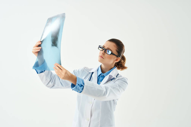 lekarz w badaniu białej warstwy Profesjonalne lekkie tło - Zdjęcie, obraz