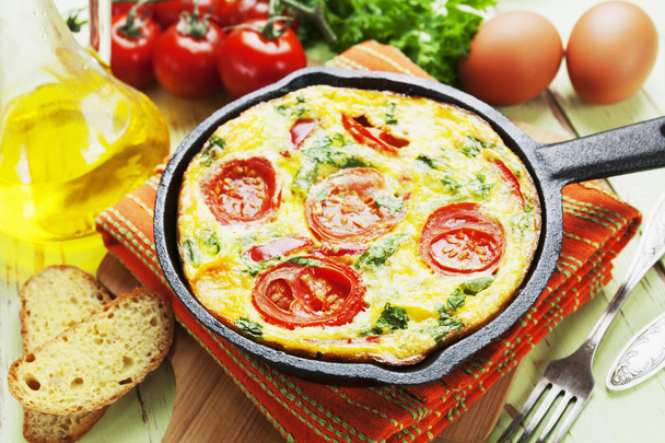 Omelete com legumes e queijo. Frittata
  - Foto, Imagem