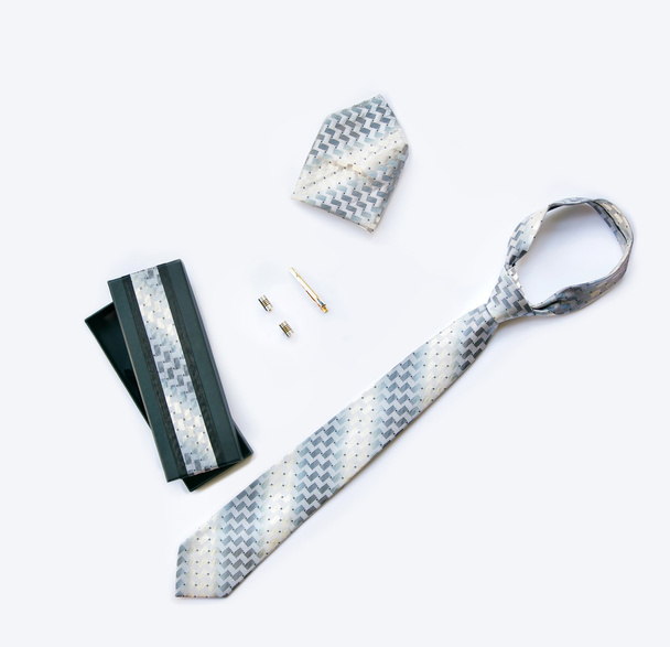 Gemelos, corbata y clip de corbata, pañuelo y caja aislados en
 - Foto, Imagen
