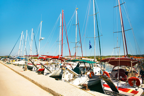 ギリシャの町の港でヨット - 写真・画像