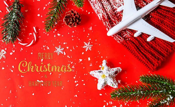 Voyage pour Noël. Avion avec décoration de Noël.Nouvel An .Selective focus.holidays - Photo, image