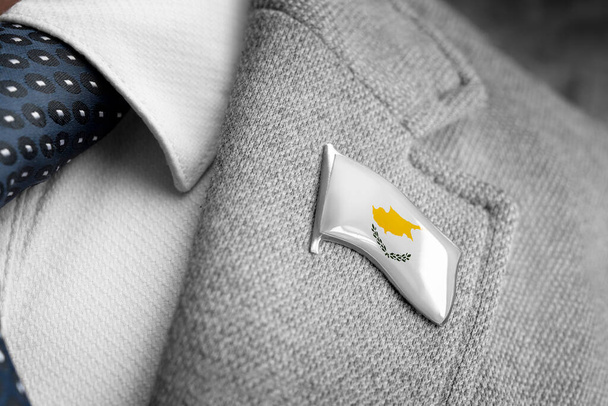 Металлический значок с флагом Кипра на лацкане костюма - Фото, изображение