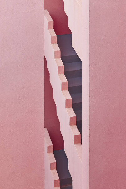 Geometrikus épület szerkezete rózsaszín tónusban. Calpe, Spanyolország - Fotó, kép