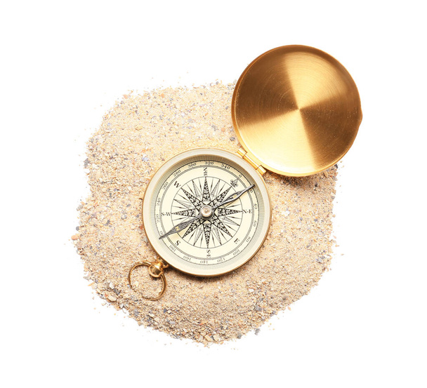 Винтажный компас и песок на белом фоне - Фото, изображение