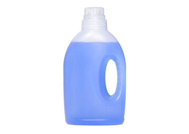 Μπουκάλι απορρυπαντικό, μπλε υγρό σαπούνι πλύσης για κλωστοϋφαντουργικά προϊόντα, απομονωμένο σε λευκό - Φωτογραφία, εικόνα