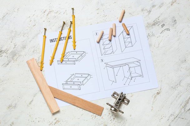Plano de montaje de muebles, tornillos de madera, clavijas, reglas y bisagra de la puerta sobre fondo claro - Foto, Imagen