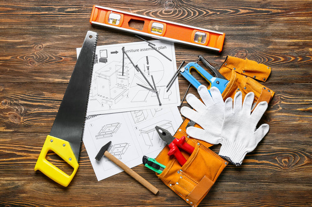 Plano de montagem de móveis e conjunto de ferramentas em fundo de madeira - Foto, Imagem