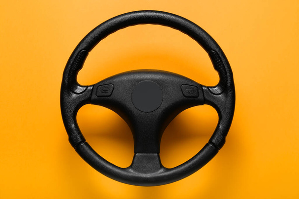 Современный руль на оранжевом фоне - Фото, изображение
