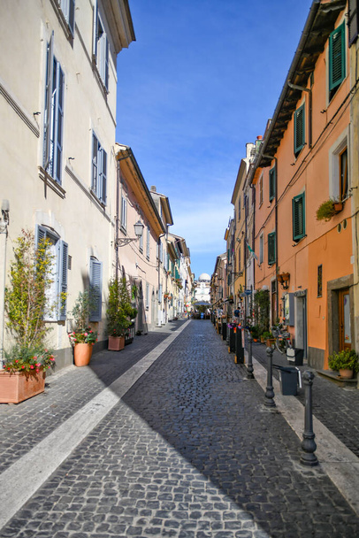 Узкая улица в Кастельгандольфо, средневековый город с видом на озеро в провинции Рим, Италия. - Фото, изображение