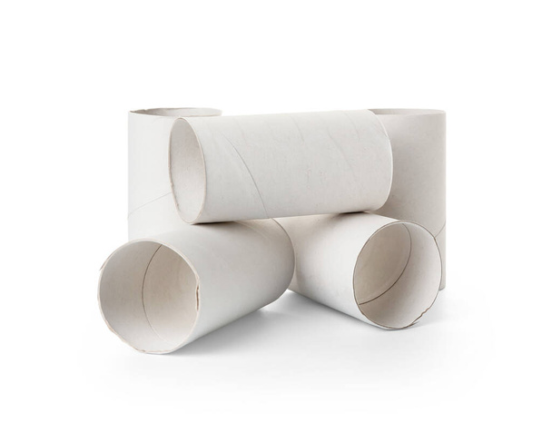 Pila di tubi di cartone vuoti per carta igienica su sfondo bianco - Foto, immagini
