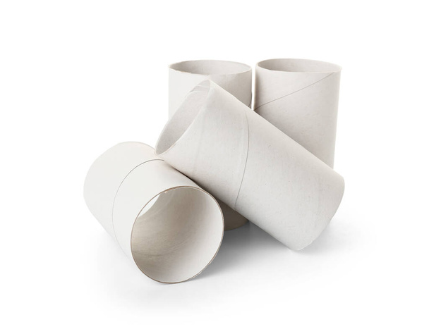 tas de tubes de rouleau de toilette en carton vides sur fond blanc - Photo, image