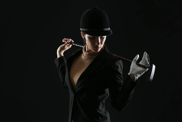 Όμορφη γυναίκα παίκτης πόλο σε σκούρο φόντο - Φωτογραφία, εικόνα