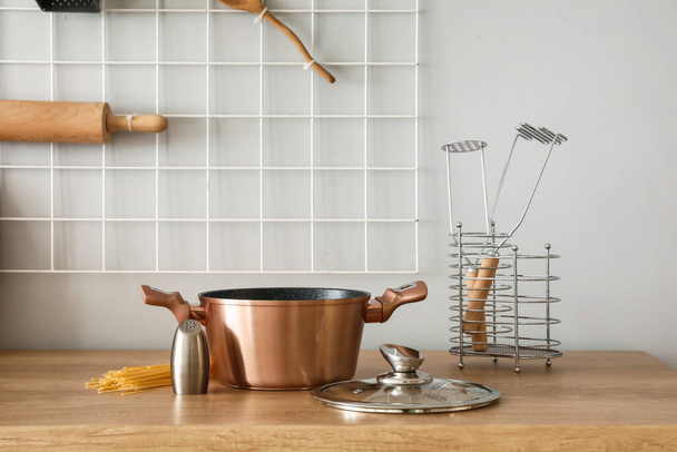 olla de cobre con bodega de sal en el mostrador en la cocina - Foto, Imagen