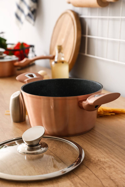 Kupari keittoastia tiskillä keittiössä - Valokuva, kuva