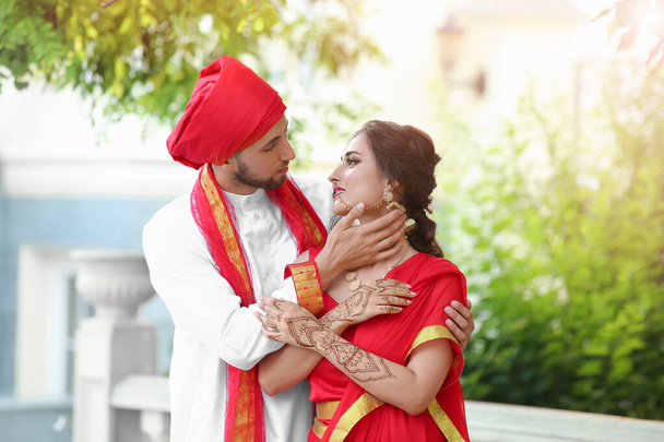 Beau couple de mariage indien le jour d'été - Photo, image