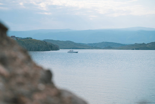 Baykal Gölü, Rusya 'nın güneyinde yer alan bir yarık gölüdür. Dünyadaki en büyük tatlı su gölü. Dünyanın Doğal Mucizesi. - Fotoğraf, Görsel