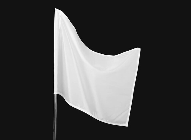 Λευκή σημαία σε σκούρο φόντο - Φωτογραφία, εικόνα