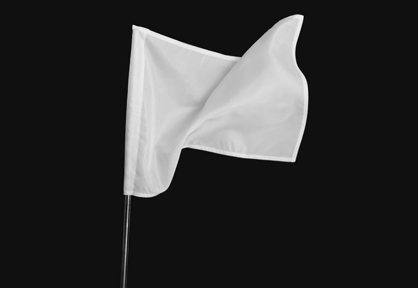 Bandera blanca sobre fondo oscuro - Foto, Imagen