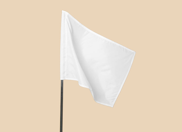 Λευκή σημαία στο φόντο χρώματος - Φωτογραφία, εικόνα