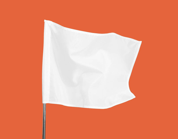 Bandera blanca sobre fondo de color - Foto, Imagen