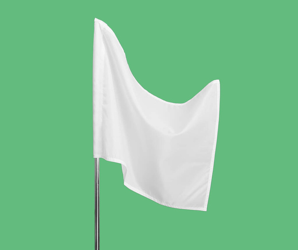 Λευκή σημαία στο φόντο χρώματος - Φωτογραφία, εικόνα