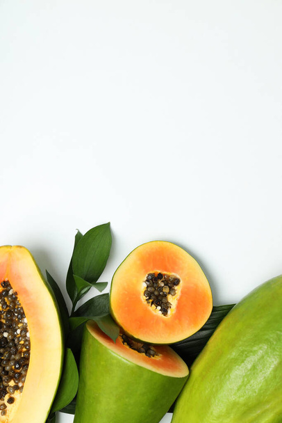 Papaya fresca madura sobre mesa blanca, espacio para texto - Foto, imagen