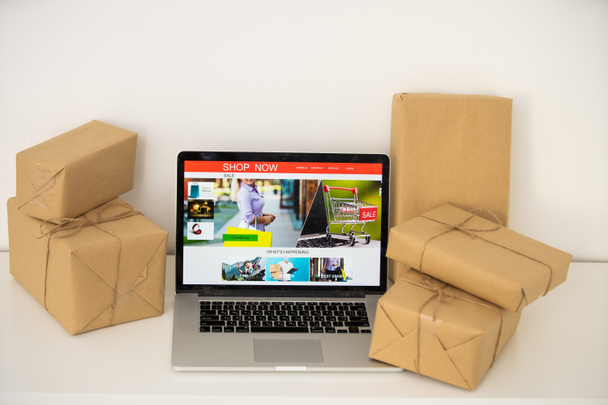 laptop számítógép postai küldeményekkel, Online ötletek eladása - Fotó, kép