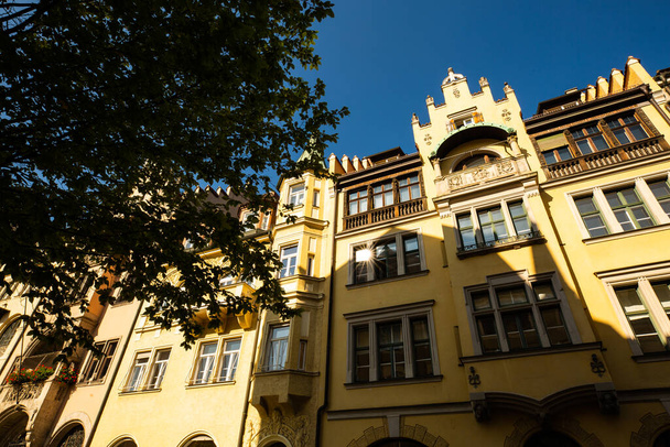 Münih 'teki güzel eski binalar, yenilenmiş eski binalar, apartmanlar, apartmanlar. - Fotoğraf, Görsel