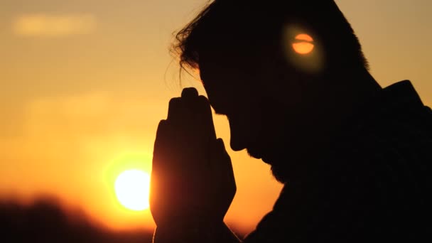 a Muslim prays at sunset, ask heaven for forgiveness, repent of the deeds of life, forgive sins, be a happy person, worship the sunlight, Ramodan at dawn, religious faith is good, meditate - Footage, Video