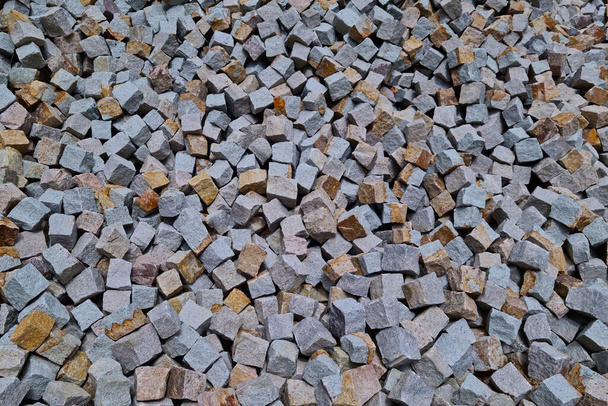 Textur aus kleinen dekorativen Steinen für den Bau eines Weges oder Zaunes, Hintergrund - Foto, Bild