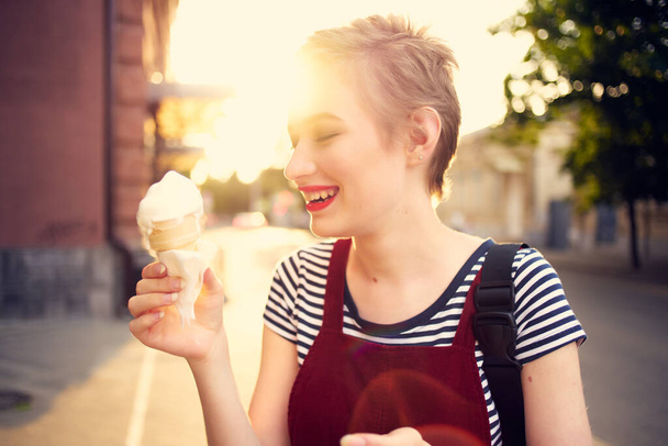 όμορφη γυναίκα σε εξωτερικούς χώρους τρώει παγωτό Καλοκαίρι χαλάρωση ήλιο - Φωτογραφία, εικόνα