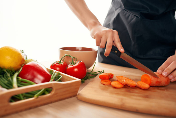 fatiar cenouras na cozinha cozinhar salada vitaminas da saúde - Foto, Imagem