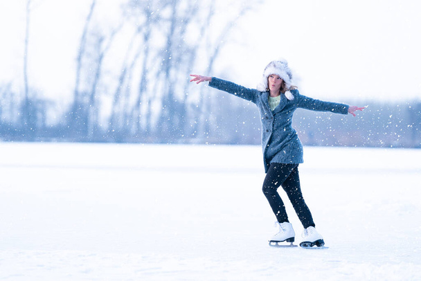 schaatsen op een bevroren vijver in de winter. spandoek - Foto, afbeelding