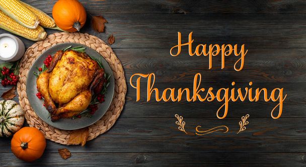 С Днем Благодарения. Жареная курица или индейка для праздничного ужина на деревянном столе. Концепция Дня благодарения - Фото, изображение