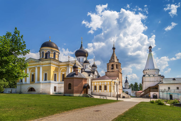 Церкви на території монастиря Святої Дормії, Стариця, Росія. - Фото, зображення