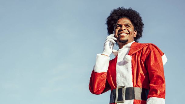 Ritratto ravvicinato di Babbo Natale afro nero che parla al telefono - Foto, immagini