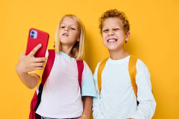 koulu lapset puhelin selfie irvistys hauska konsertti riippuvuus lasten ja vempaimia - Valokuva, kuva