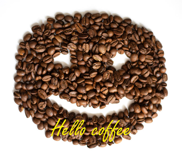 Hola café. Primer plano de granos de café tostados con sonrisa sobre fondo blanco - Foto, imagen