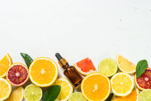 Vitamin C. Cosmetic products and fresh citrus fruits. - Valokuva, kuva