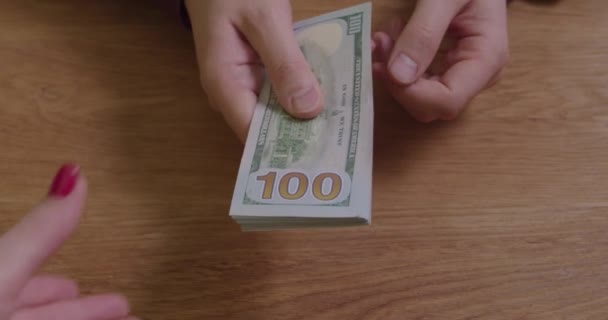 Eine Hand gibt Geld an eine andere Hand - Filmmaterial, Video