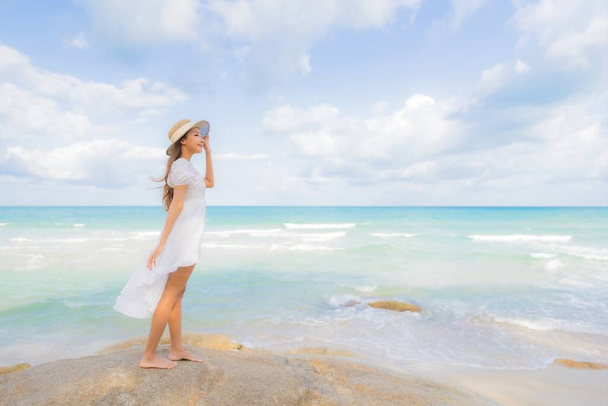 美しい若いアジアの女性の肖像旅行休暇でビーチの海の周りの笑顔のレジャーをリラックス - 写真・画像